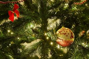 Nahansicht von Weihnachten Baum mit Ornamente und Girlande mit Beleuchtung foto