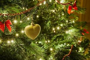Nahansicht von Weihnachten Baum mit Ornamente und Girlande mit Beleuchtung foto