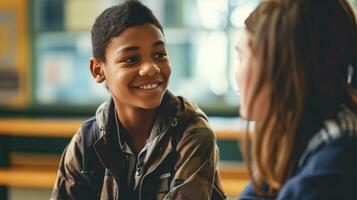 ai generiert lächelnd Junge im Konversation mit ein Freund beim Schule foto
