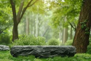 ai generiert Stein Podium Tabelle oben Fußboden auf Gras draußen verwischen frisch Grün tropisch Wald Baum Natur Hintergrund.organisch gesund natürlich Produkt Platzierung Sockel Stand Anzeige. generativ ai. foto