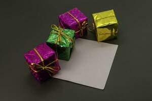 Geschenk Kisten mit leer Karte auf schwarz Hintergrund. Weihnachten und Neu Jahr Konzept. foto