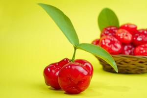 frisch Wasser Apfel Obst und etwas Wasser Apfel auf Korb hinter auf Gelb Hintergrund foto