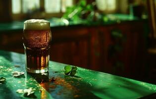 ai generiert ein irisch Bier mit zwei Kleeblatt Blätter Sitzung auf ein Grün Tabelle foto