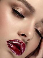 Frau mit glitzernden roten Lippen Nahaufnahmeportrait