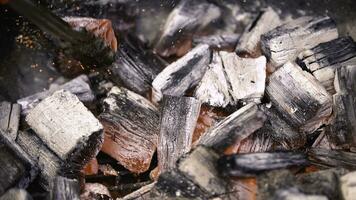 rot heiß Verbrennung Holzkohle vorbereiten zum Grillen, Grill Grill. Vorbereitung von Kohlen auf das Grill zum Kochen foto