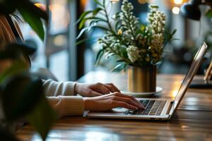 ai generiert schließen oben von weiblich Hände Tippen auf Laptop Tastatur beim Tabelle im Cafe foto