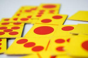 Domino spielen Karten isoliert Weiß Hintergrund, Gelb rot Domino Karten foto