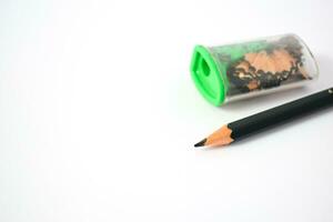 Grün Bleistift Anspitzer und dunkel Grün Bleistifte auf Weiß Hintergrund foto