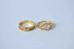 schließen oben golden Ring mit Diamant auf isoliert Weiß Hintergrund foto