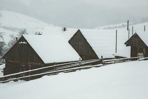 Panorama von das Dorf im das Winter Berge bedeckt mit Schnee. Winter Landschaft. das Konzept von Freiheit und Einsamkeit. foto