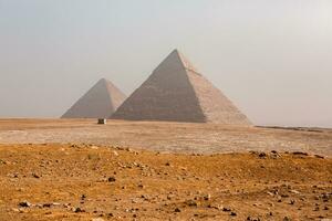 berühmt ägyptisch Pyramiden von Gizeh. Landschaft im Ägypten. Pyramide im Wüste. Afrika. Wunder von das Welt foto