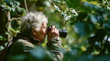 ai generiert alt Frau Verwendet Fernglas im belaubt Wald. generativ ai foto