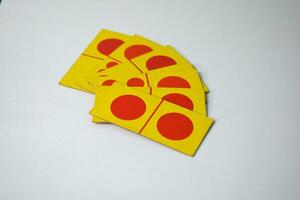 Hand halt Domino spielen Karten isoliert Weiß Hintergrund, Gelb rot Domino Karten foto