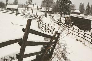 Panorama von das Dorf im das Winter Berge bedeckt mit Schnee. Winter Landschaft. das Konzept von Freiheit und Einsamkeit. foto