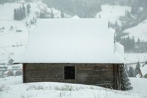 Panorama von das Dorf im das Winter Berge bedeckt mit Schnee. Winter Landschaft. das Konzept von Freiheit und Einsamkeit. foto