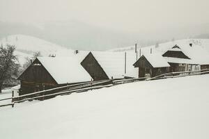 Panorama von das Dorf im das Winter Berge bedeckt mit Schnee. Winter Landschaft. das Konzept von Freiheit und Einsamkeit. foto