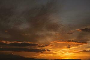 das warm und bunt Erleuchtung von das Himmel während Sonnenuntergang. foto