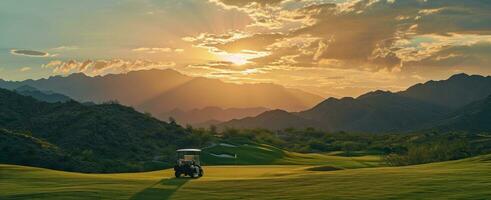 ai generiert Golf Wagen beim Sonnenuntergang auf das Golf Kurs mit Berge im Hintergrund foto