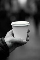 ai generiert ein Hand halten ein Weiß Papier Tasse, foto