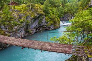 schöne holzbrücke über türkisfarbenen fluss utla utladalen norwegen landschaften.
