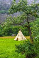 Tipi-Zelt in norwegischer Natur und Wald. foto