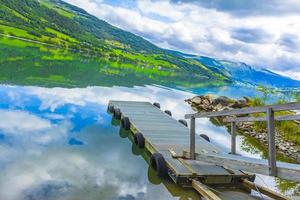 Steg an der erstaunlichen norwegischen Landschaft Berge Fjord Wälder Jotunheimen Norwegen. foto