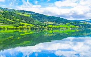 unglaubliche norwegische landschaft bunte berge fjordwälder jotunheimen norwegen. foto