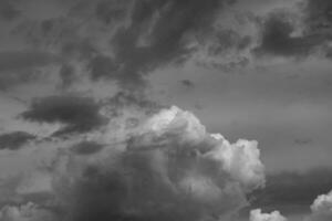 Fotografie zum Thema weißer bewölkter Himmel im unklaren langen Horizont foto