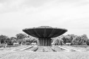 Fotografie zum Thema schöner alter Brunnen ohne Wasser unter klarem Himmel foto