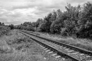 Fotografie zum Thema Eisenbahnstrecke nach dem Passieren des Zuges auf der Eisenbahn foto