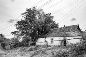 Schönes altes verlassenes Bauernhaus auf dem Land auf natürlichem Hintergrund foto