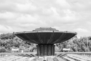 Fotografie zum Thema schöner alter Brunnen ohne Wasser unter klarem Himmel foto