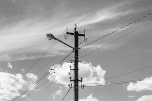 Leistung elektrisch Pole mit Linie Draht auf Licht Hintergrund schließen oben foto