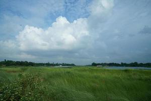 schöner blauer und weißer Himmelhintergrund foto