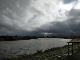 schöner blauer und weißer Himmelhintergrund foto