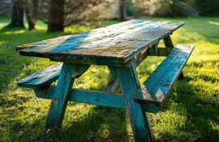 ai generiert Antiquität Picknick Tabelle auf das Gras foto