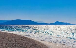 Elli Beach Landschaft Rhodos Griechenland türkisfarbenes Wasser und Ialysos Aussicht. foto