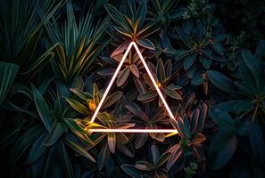 ai generiert Neon- Dreieck umgeben durch tropisch Pflanzen foto