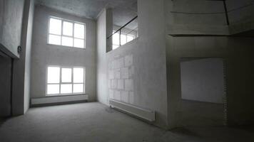 Renovierung Innere. Clip. leer Weiß Mauer mit Fenster und Beton Boden. foto