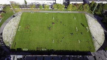 Fußball Spieler Laufen um das Fußball Feld. oben Aussicht von das Fußball Jugend Turnier foto