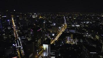 Antenne Aussicht von der Verkehr beim Maut auf Schnellstraße. Bangkok Schnellstraße und Autobahn oben Aussicht beim Dämmerung, Thailand. Antenne Aussicht von Bangkok Gebäude, Bangkok Stadt Innenstadt mit Sonnenuntergang Himmel foto