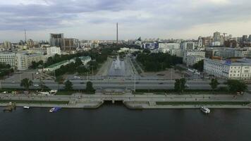 groß modern Stadt Center angesehen von über. schön von Jekaterinburg Antenne Aussicht Stadt mit Fluss, Russland foto