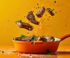 ai generiert Steaks sind fliegend in ein Orange braten Topf foto