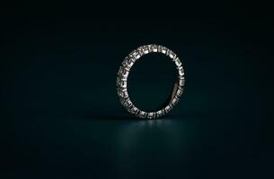 schön Ring im Weiß Gold mit Diamanten. foto