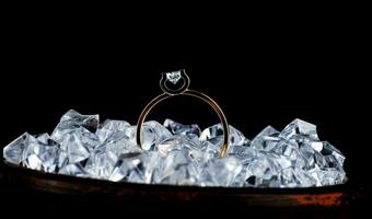 Gold Ring mit Diamant im Stücke von Eis. foto
