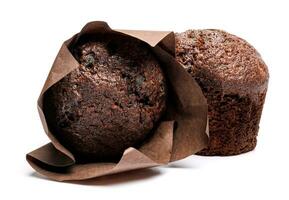 zwei Schokolade Muffins isoliert auf ein Weiß Hintergrund . Muffin mit Schokolade Chips. foto