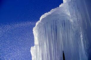 ein groß Eiszapfen hängend von ein Gebäude foto