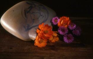 ein Vase mit Blumen Sitzung auf ein Tabelle foto