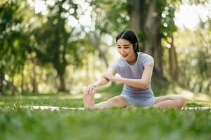 Porträt von jung Frau üben Yoga im garten.weiblich Glück. im das Park verschwommen Hintergrund. foto