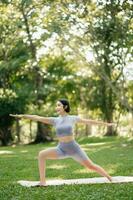 Porträt von jung Frau üben Yoga im garten.weiblich Glück. im das Park verschwommen Hintergrund. foto